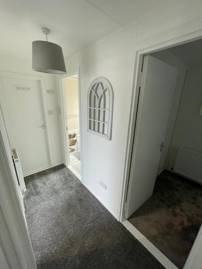 1-Bedroom Semi-Detached Chalet In Uddingston, Glasgow Exterior photo